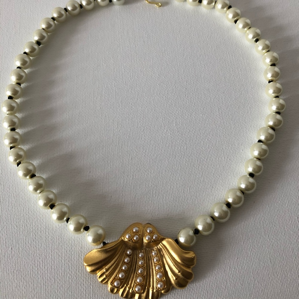 Mermaid shell and pearl necklace choker